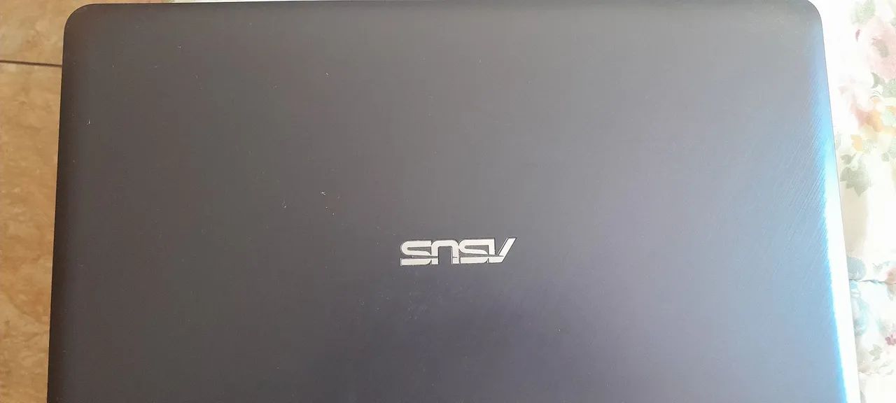 Notebook da Asus semi novo.
