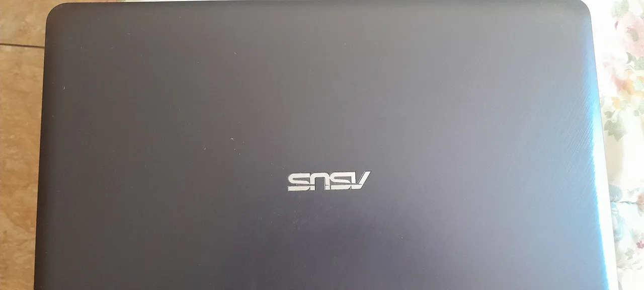 Notebook da Asus semi novo.