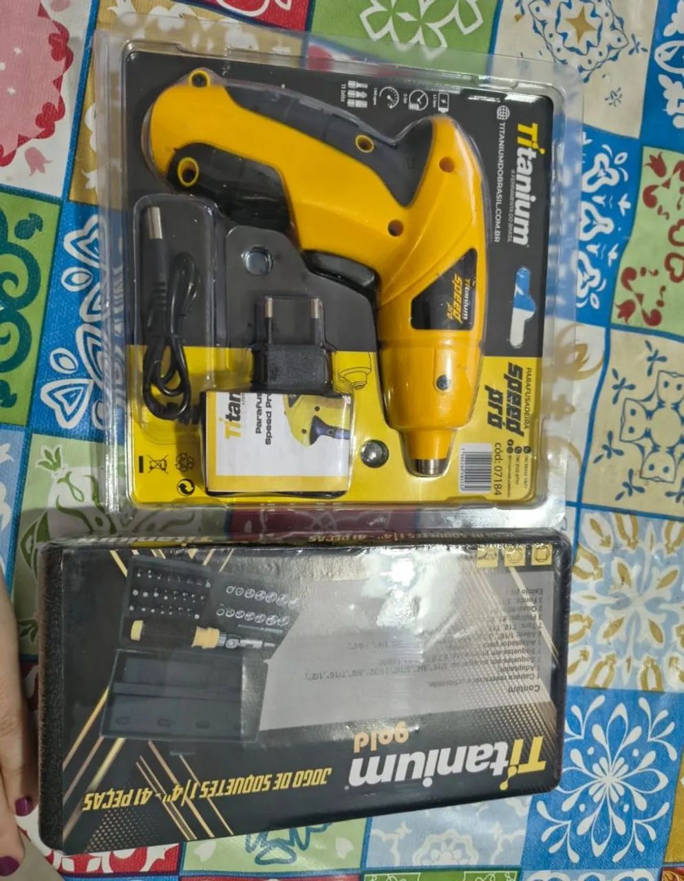 Parafusadeira com 11 bits Bivolt + Catraca 41 peças - Foto 2