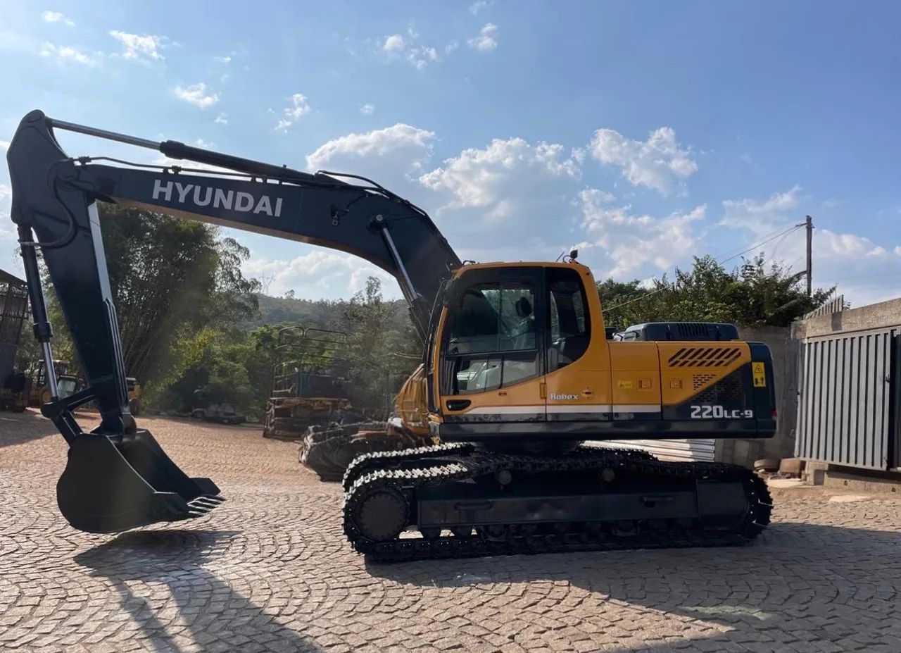 Escavadeira Hyundai 220 LC-9 ano 2018 com média de 6500 horas, em MG - Foto 2