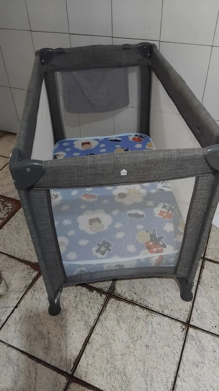 Berço de bebê com colchão