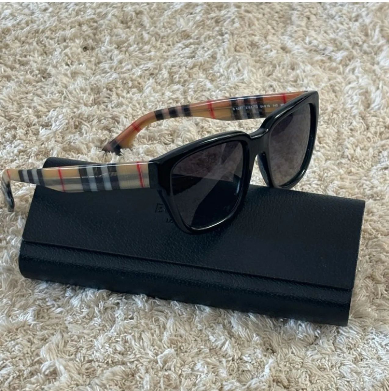 Óculos de Sol Burberry com detalhes em xadrez - Acessórios - Vila Nova,  Joinville 1406397549 | OLX