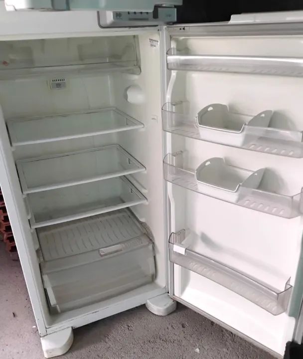 Vendo geladeira Brastemp 380 litros.  - Foto 3