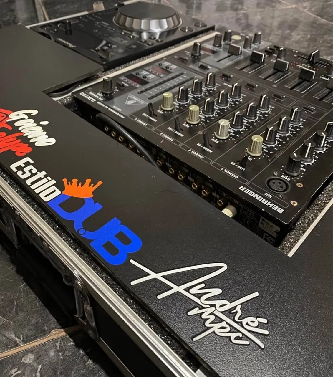 Mesa de DJ Behringer DJX750 + CDJs Pioneer DJ
