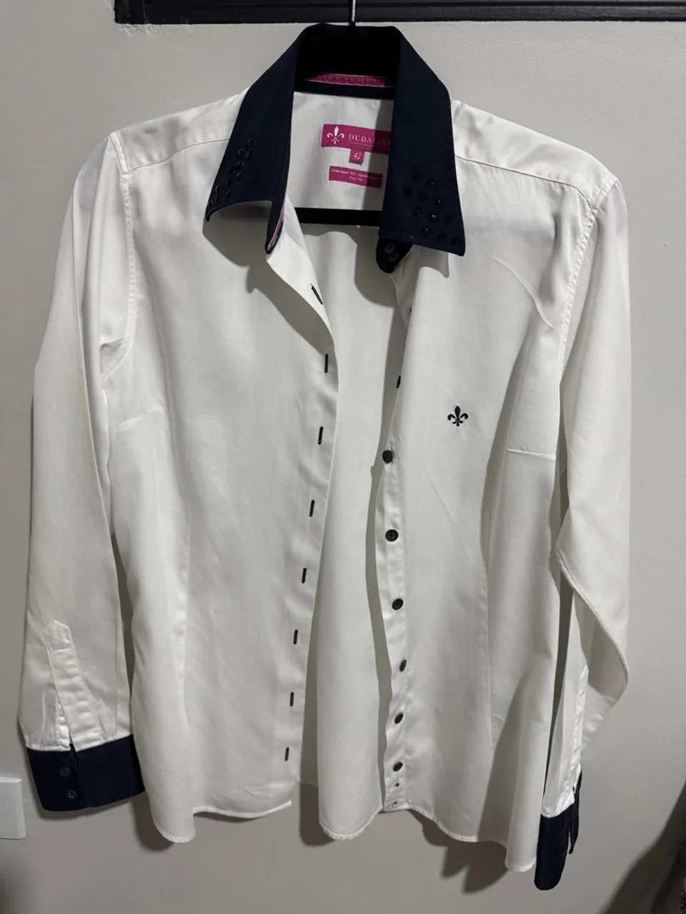 Camisa dudalina feminina branca com detalhes em preto