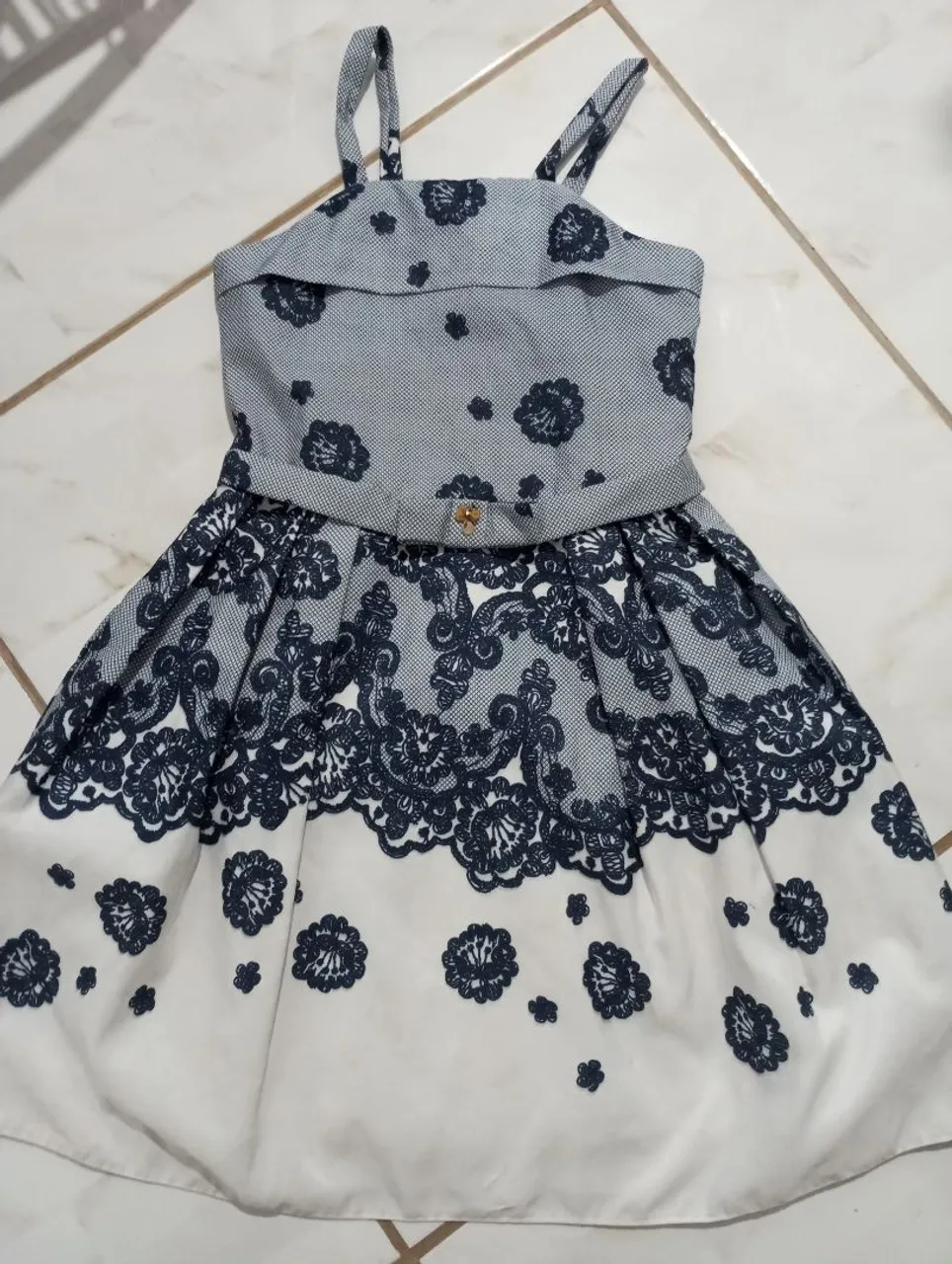Vestido Infantil Elegante com Detalhes Delicados