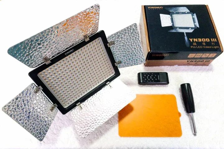 Painel de LED Yongnuo YN-300 III, bi-color, com acessórios