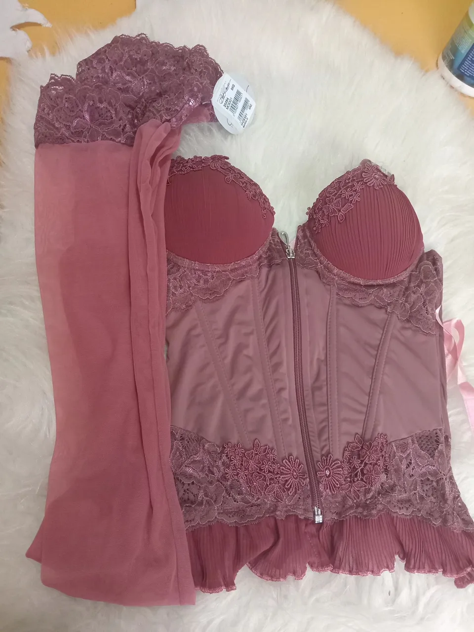 Conjunto de lingerie rosa com detalhes em renda
