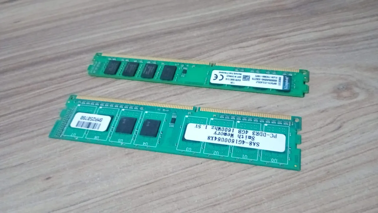 2 pentes de Memória RAM DDR3 4GB 1600MHz