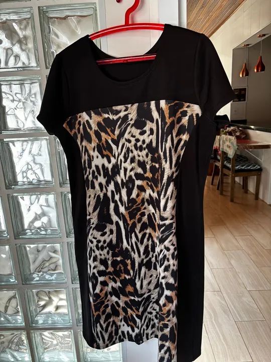 Vestido preto com estampa de onça