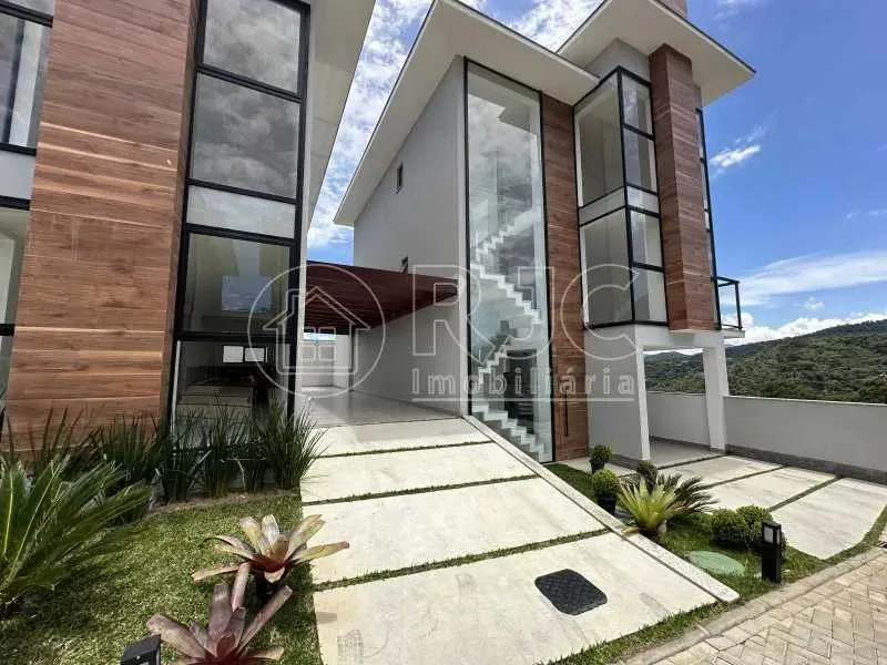 Imóvel para venda possui 260 metros quadrados com 4 quartos em Tijuca - Teresópolis - RJ