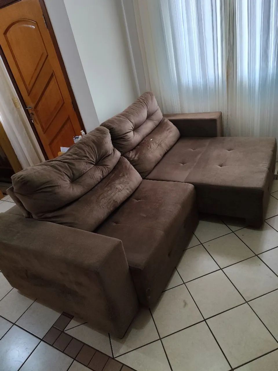 Sofá retrátil reclinável marrom.