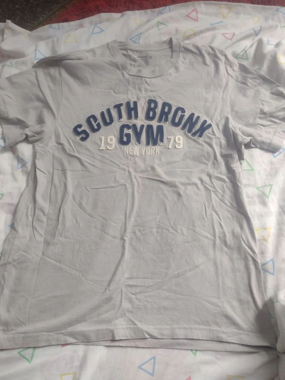 Camiseta cinza da marca OLD NAVY.