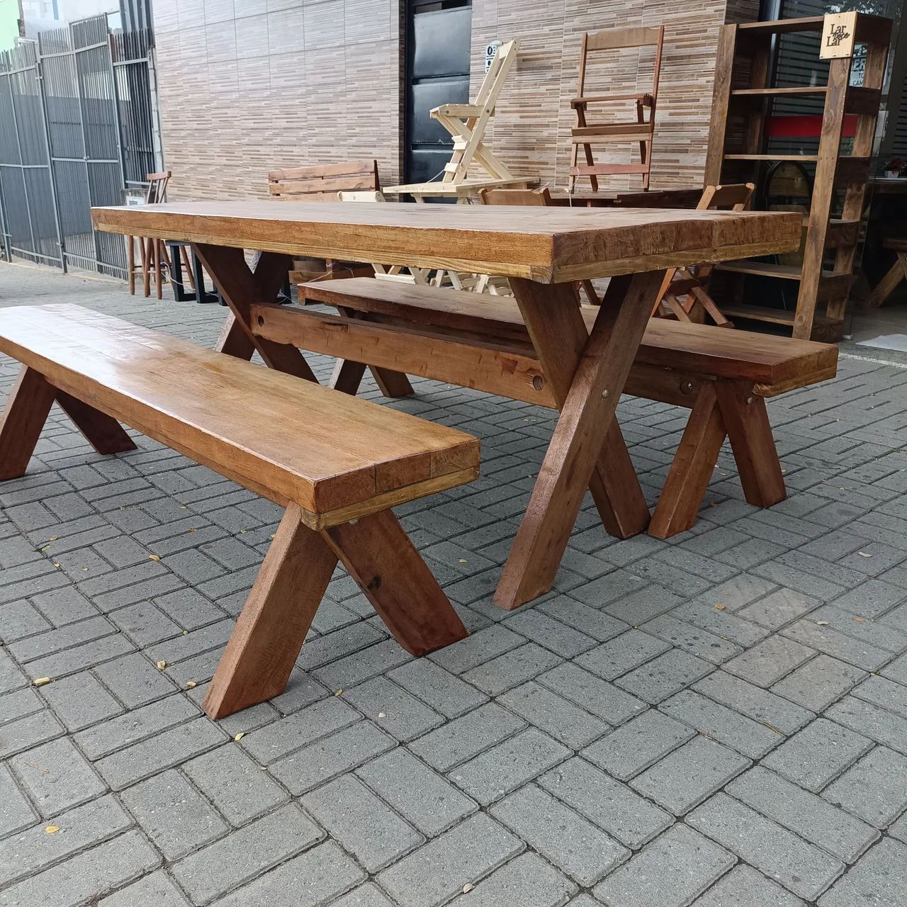 Conjunto de mesa e bancos de madeira rústica - Foto 2