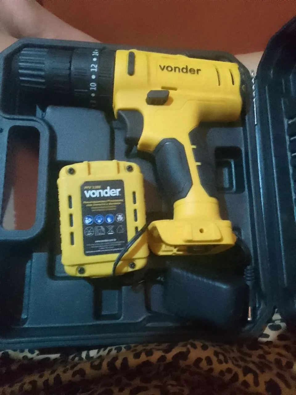 Parafusadeira/Furadeira Vonder à Bateria 12V