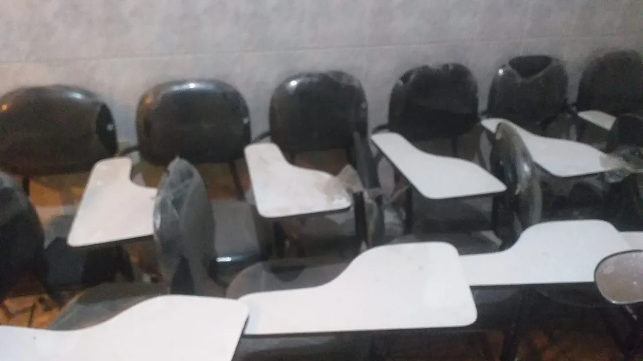 Cadeiras universitárias/ escolares com prancheta