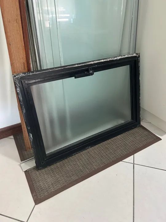 Janela de Alumínio preta com Vidro temperado. 73x48 - Foto 2