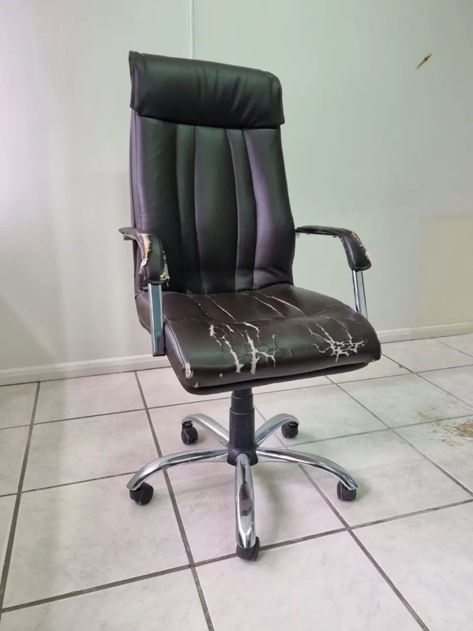 Torro Conjunto com 3 Cadeira para Escritório em Couro - Semi-Nova - Foto 5