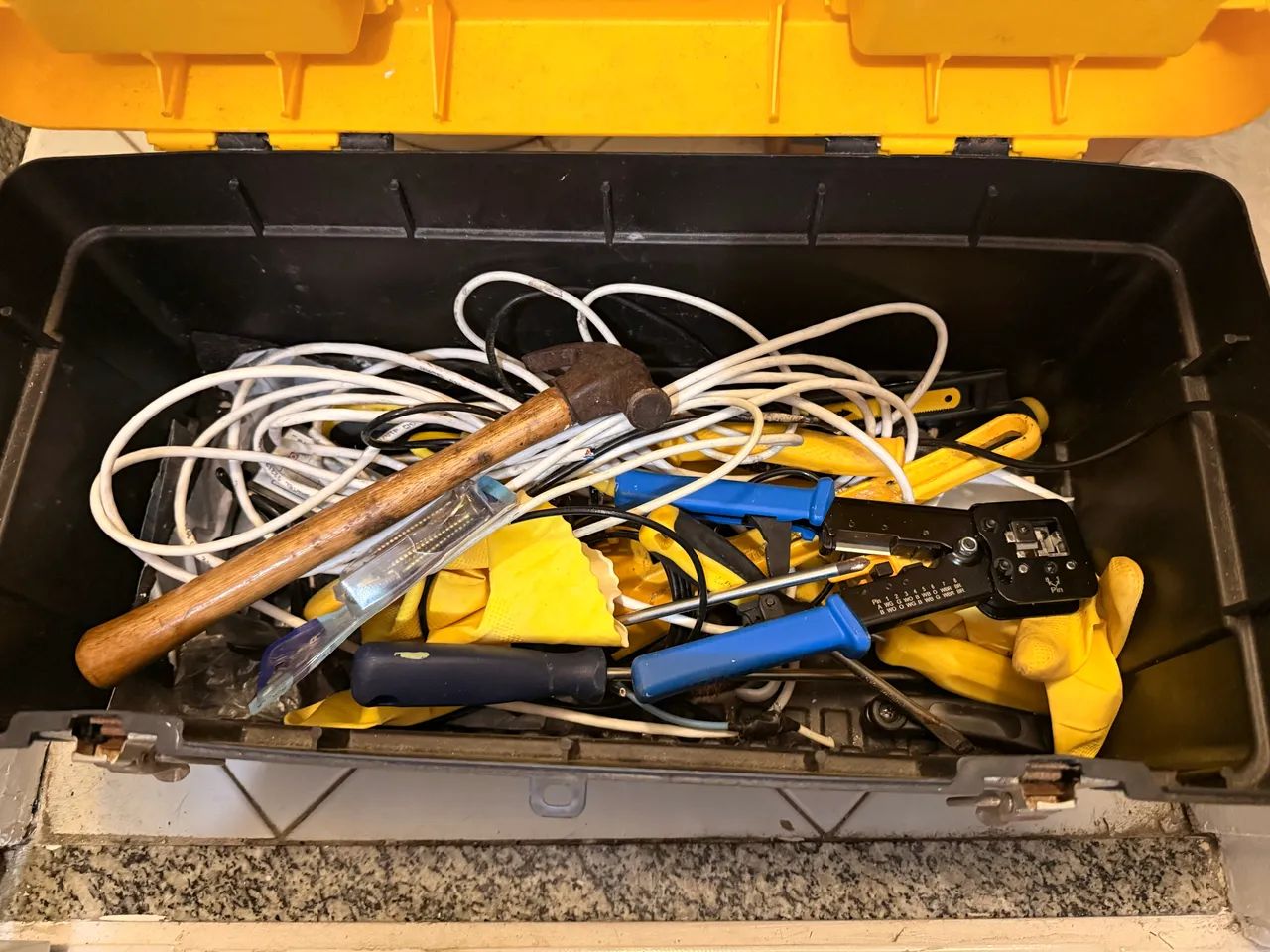 Caixa de ferramentas VONDER com ferramentas várias64861554888834124