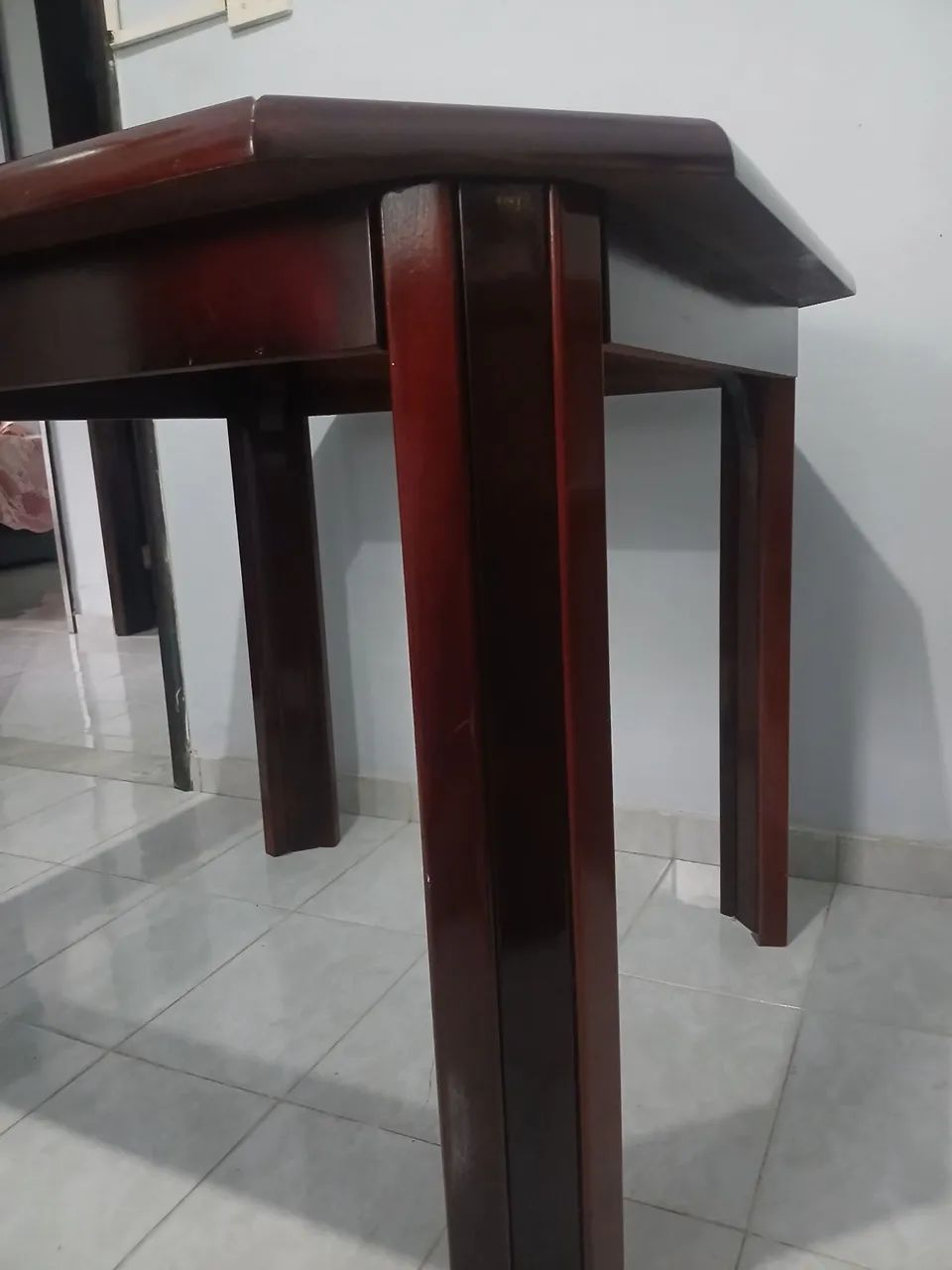 Vendo mesa com tampo de vidro e conjunto de cadeiras. - Foto 2