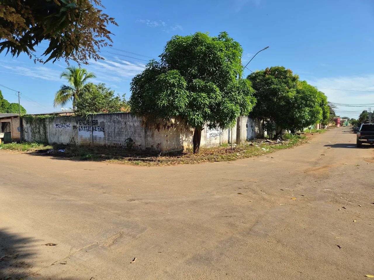 Vendo casa com 3 terrenos de esquina murado. - Foto 2