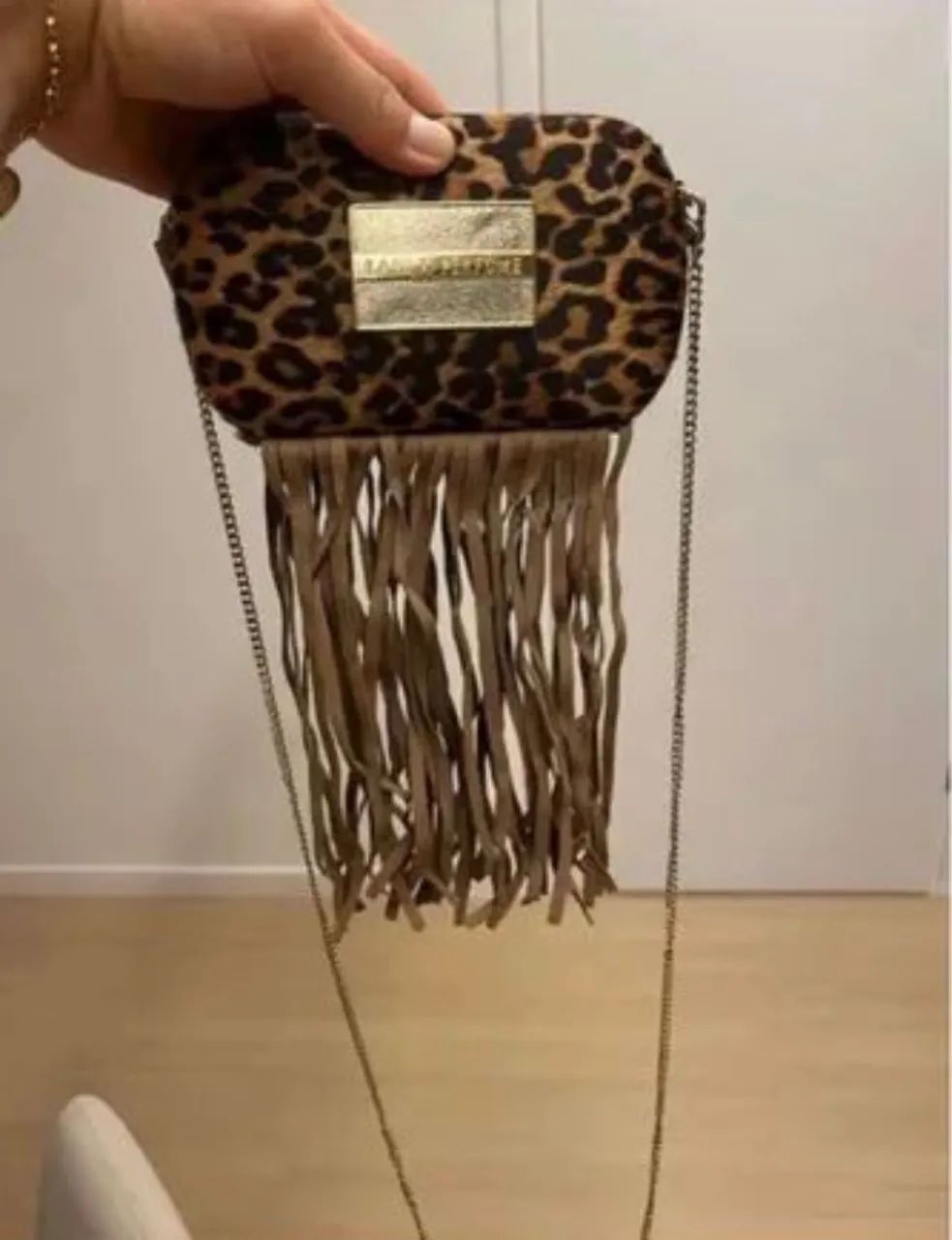 Clutch lança perfume 