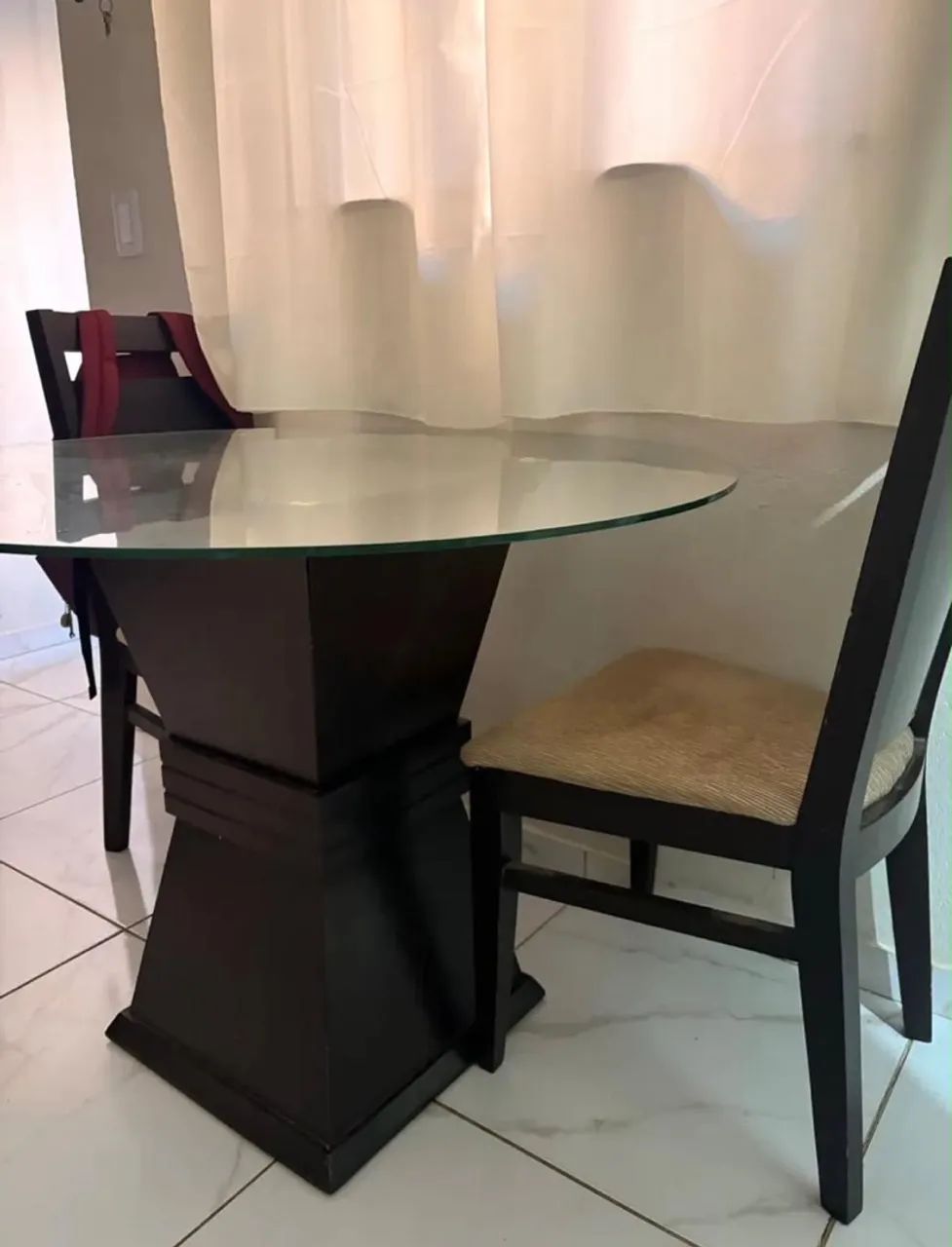 Mesa de vidro com duas cadeiras 