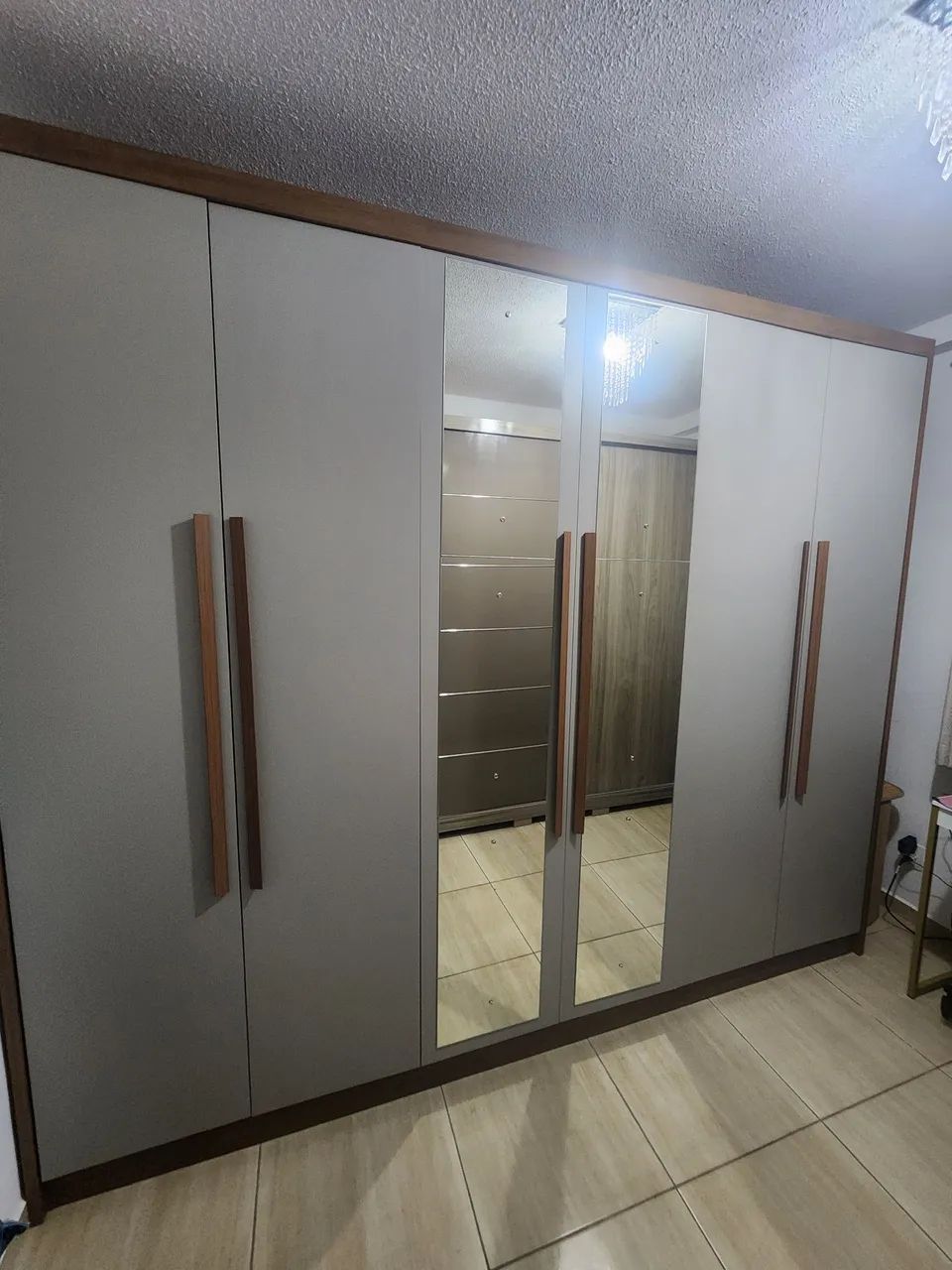Vendo guarda-roupas 6 portas com espelho