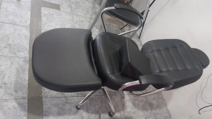 Cadeira de cabeleleiro semi nova  - Foto 2