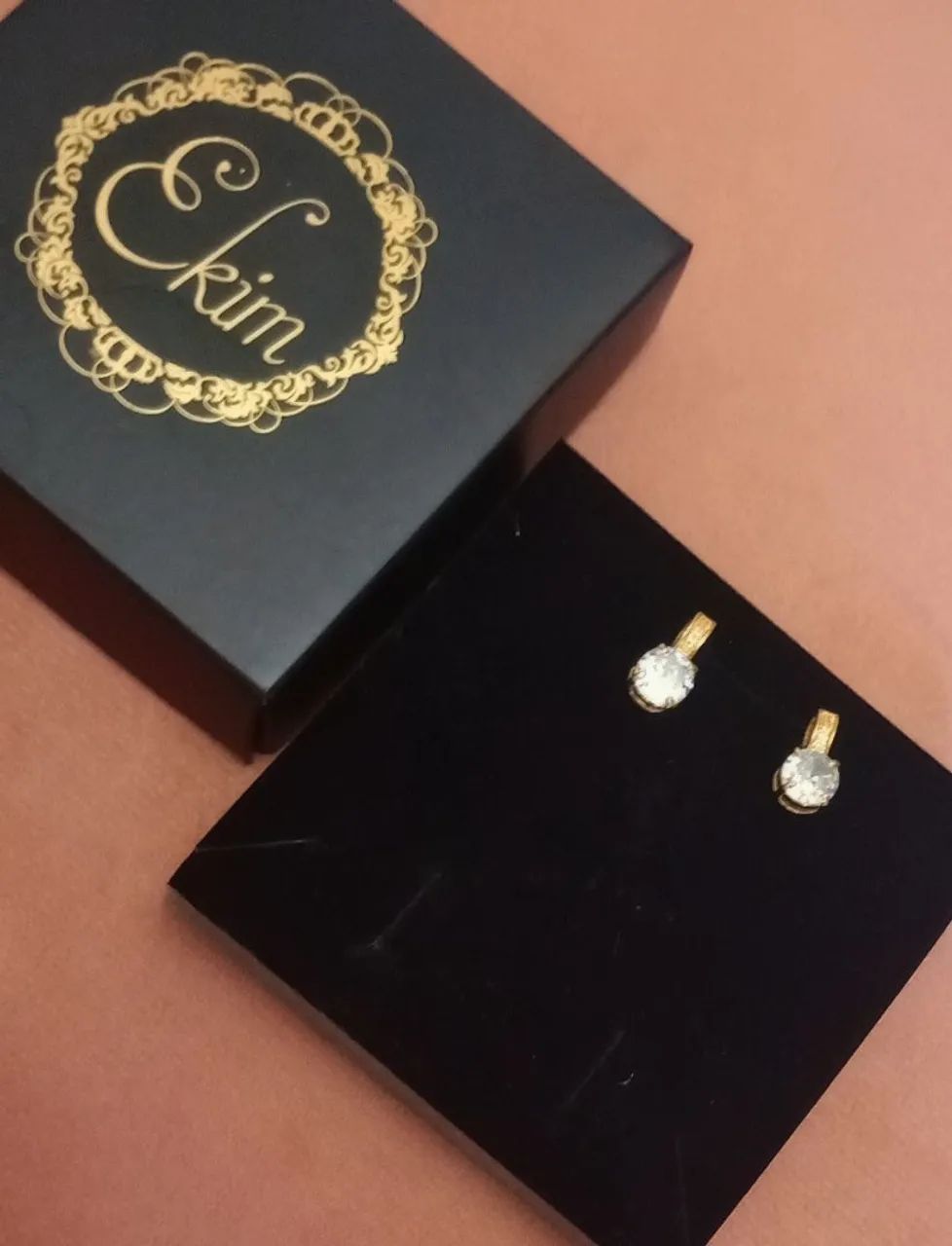 Par De Brincos Com Zircônias Folheado Á Ouro Novo