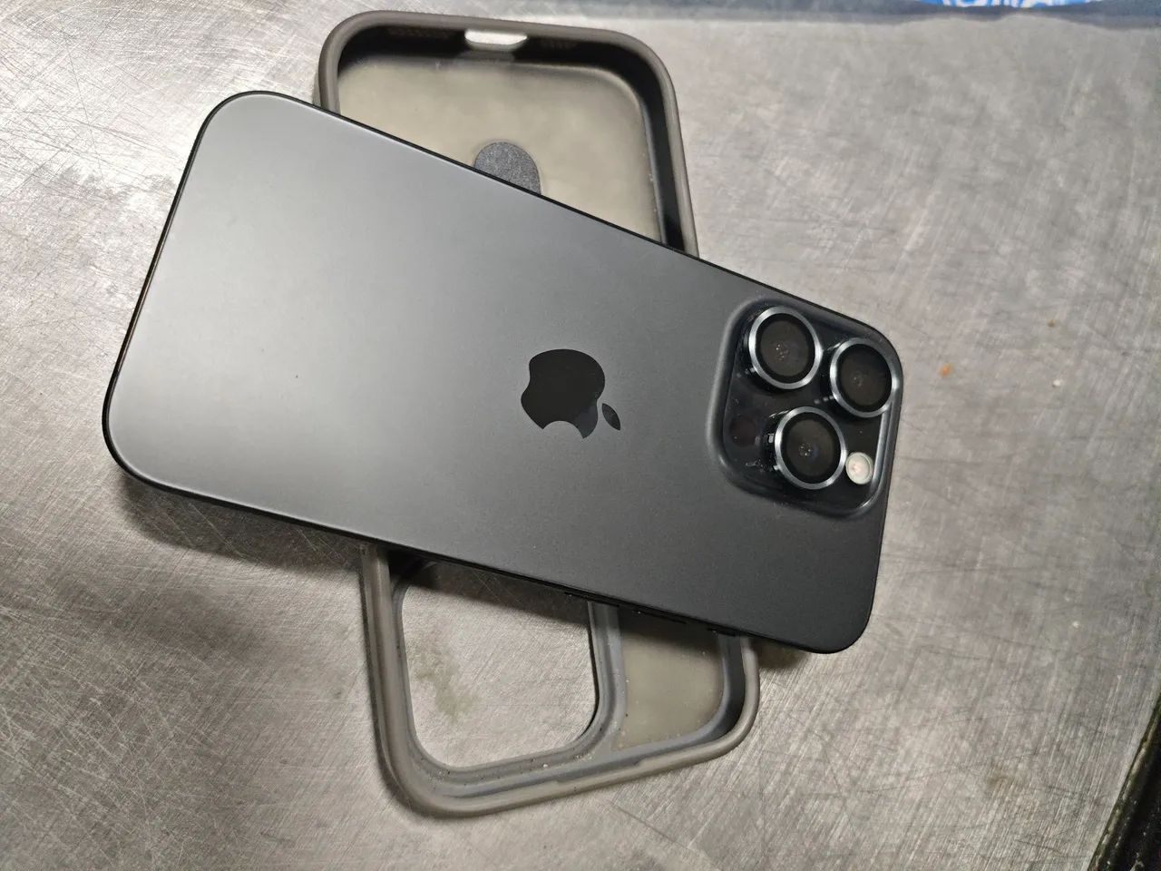 Iphone 15 pro, 128gb, cinza com face ID.