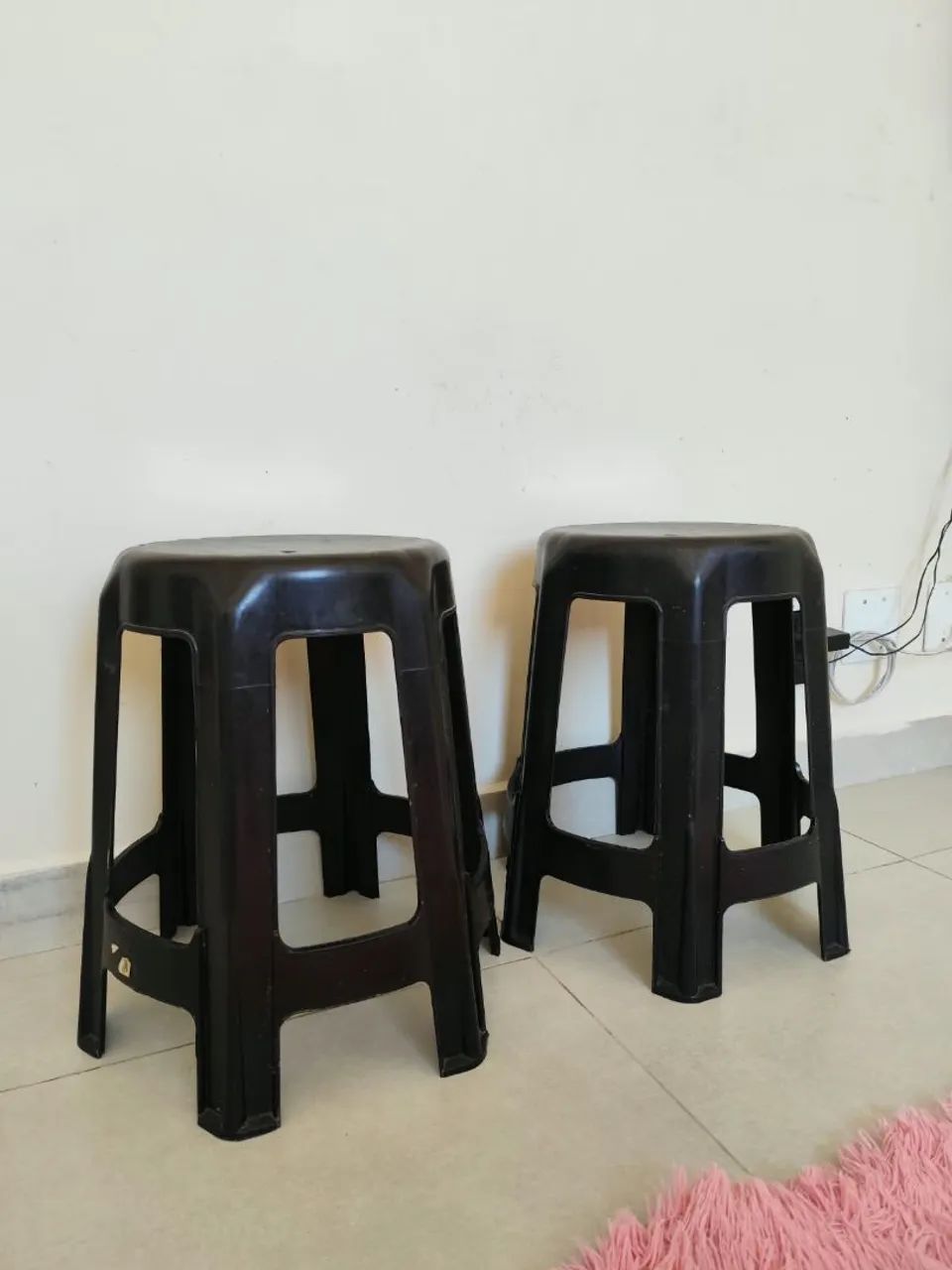 Bancos de plástico pretos - Foto 2
