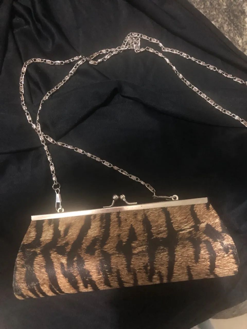 Bolsa pequena com alça prateada  - Foto 2