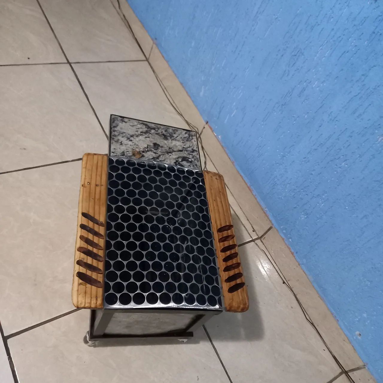 Churrasqueira com rodinhas e tabua pra carne - Foto 5