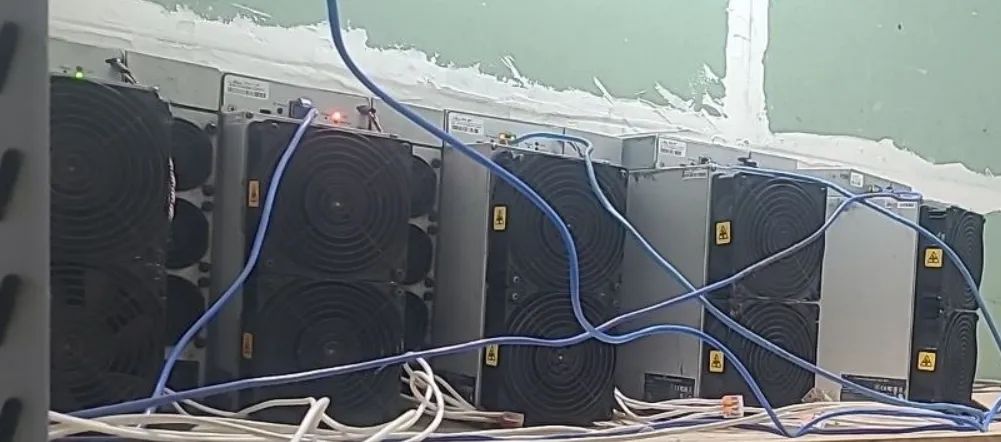 Mineradora de Bitcoin - Bitmain S19J Pro+ 120 TH - Usada e Revisada