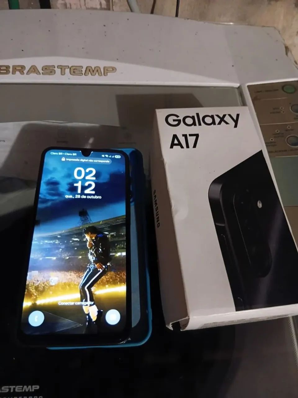 Vendo galaxy A17 com caixa 