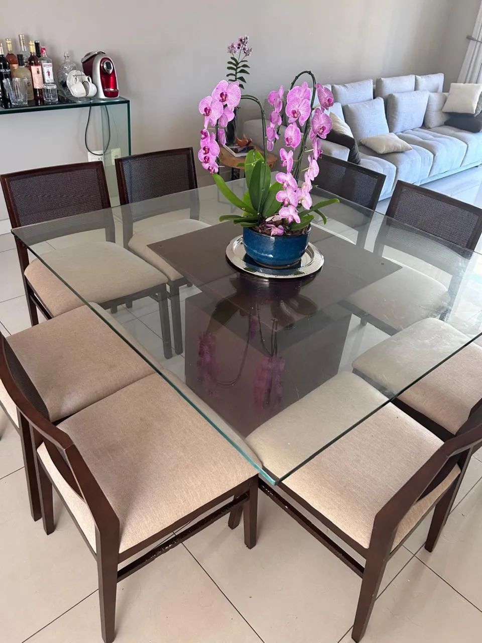 Conjunto de mesa maciça com 8 cadeiras 