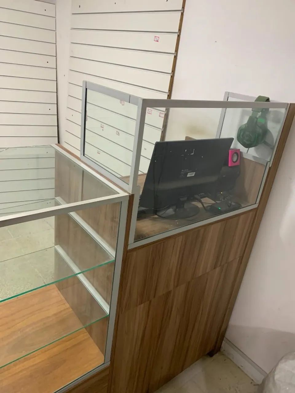 Balcão de Atendimento em MDF com Expositor de Vidro e balcão caixa - Foto 3