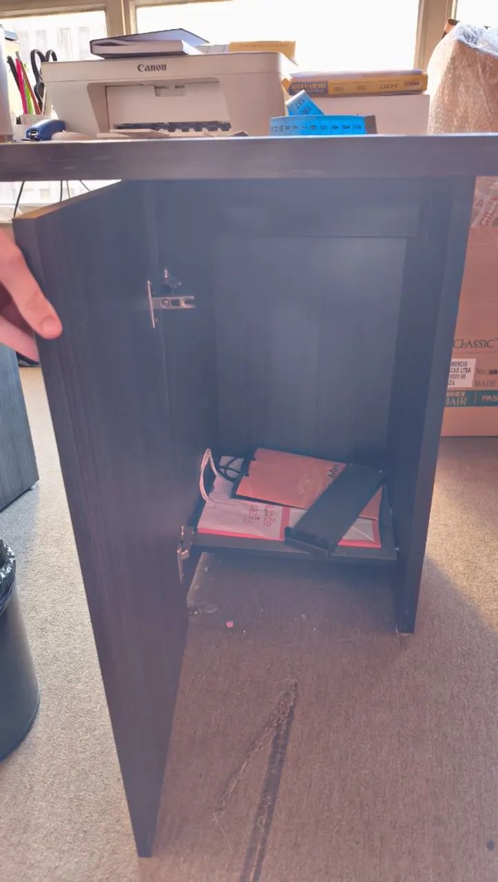 Mesa de escritório com armário na base - Foto 2