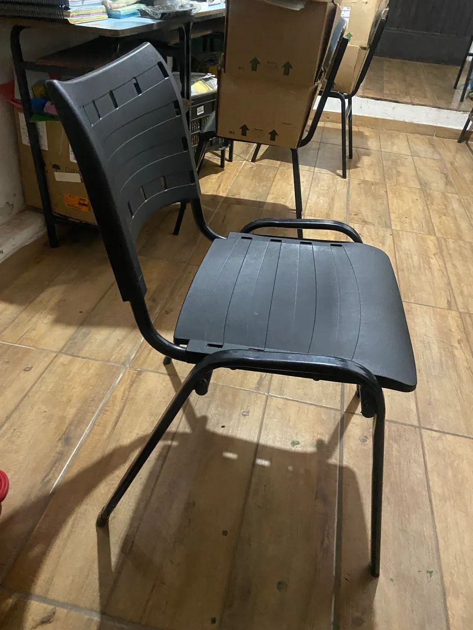 Cadeira Compacta Preta Plástica Recepção/Escritório R$150,00 - Foto 2
