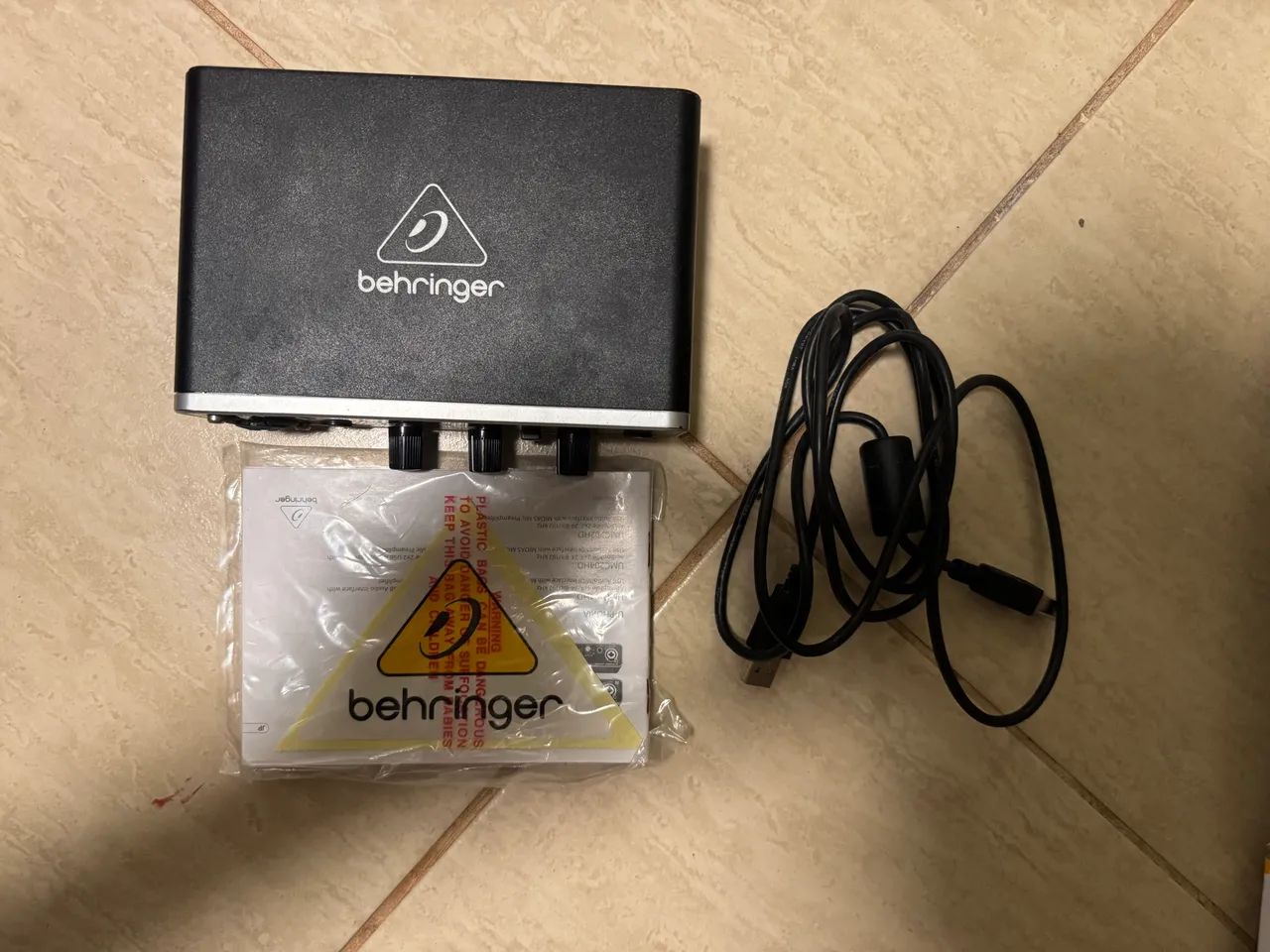 Interface de áudio behringer UMC22