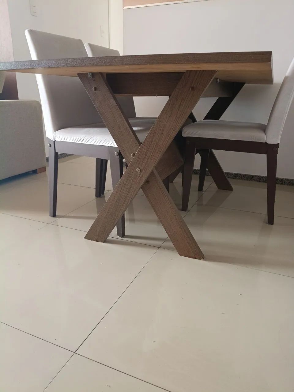 Mesa de Madeira com 6 cadeiras - Foto 2