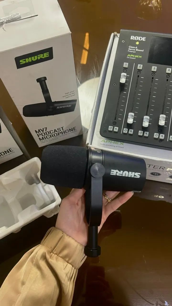 Kit Podcast Profissional 2 Mic Shure MV7 + Interface RØDECaster