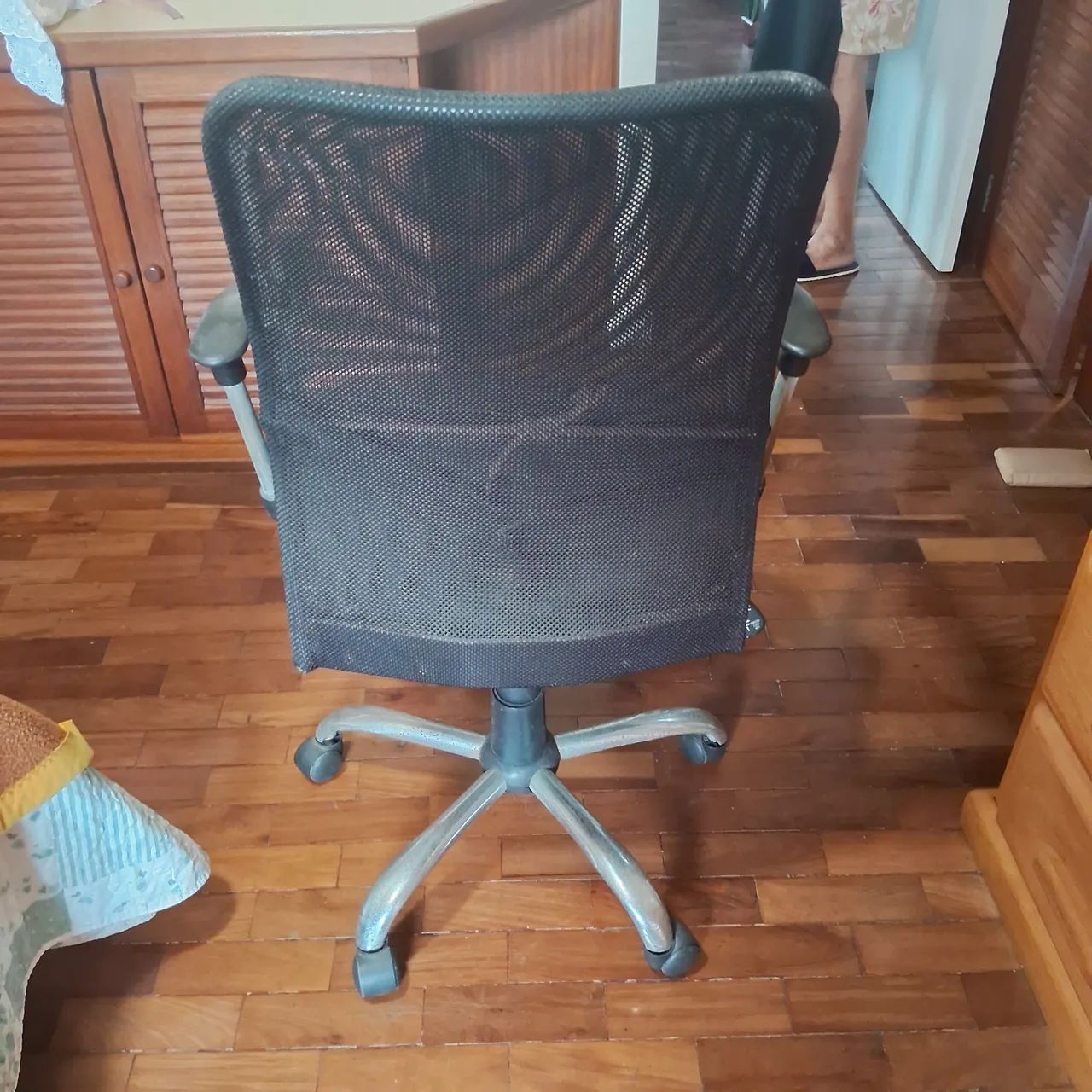 2 Cadeiras escritório preta com rodinhas  - Foto 3