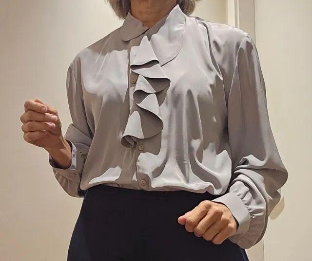 Blusa com babado cinza - Foto 2