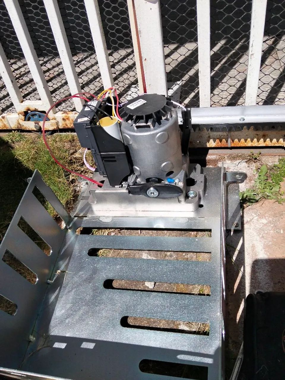 Motor de portão externo..com grade de proteção 