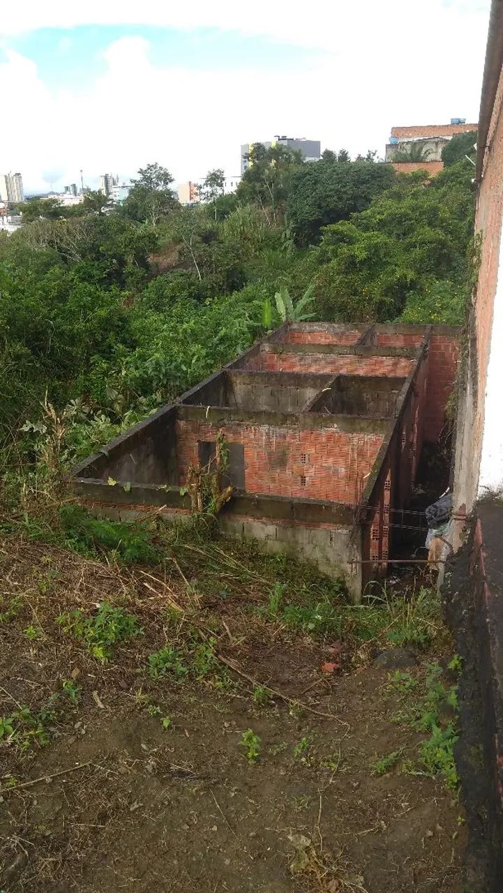 Terreno com uma construção inicial