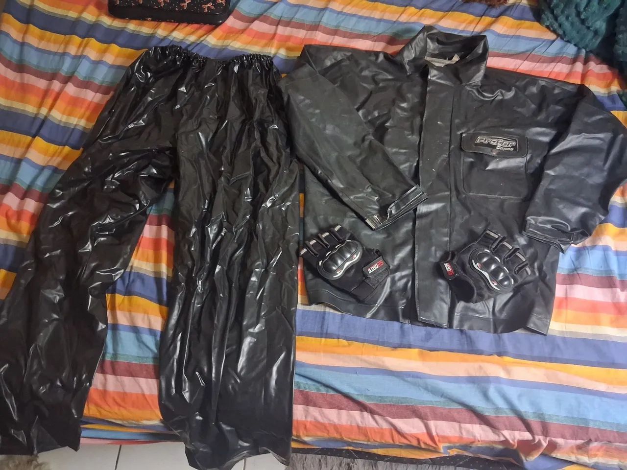 Capa de chuva com luvas