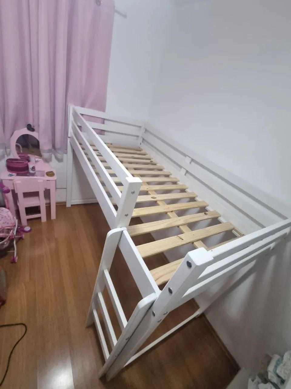 Cama Alta Infantil/Juvenil Casa Tema - Madeira, Grade e Escada - Muito Conservada - Foto 4