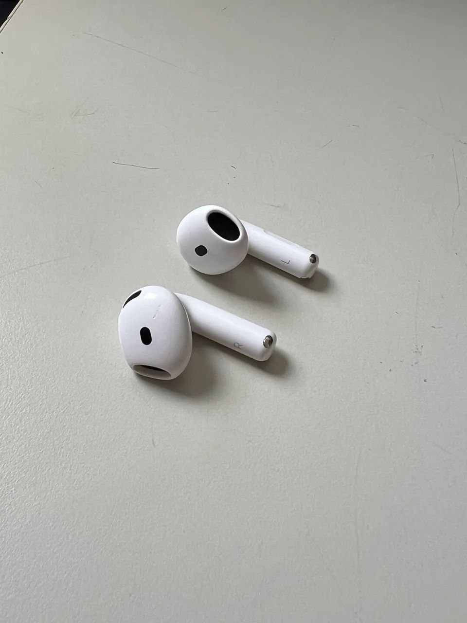Apple AirPods 4 com Cancelamento de Ruído Ativo (ANC) - Fones de